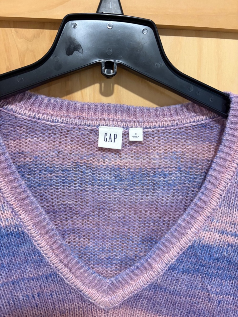 Gap Knitted V-Neck Sweater Size Medium - Picture 3 of 3